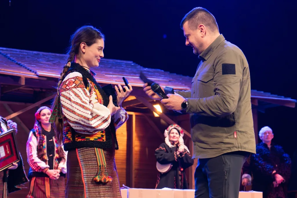 Вручення нагороди на сцені у народних костюмах