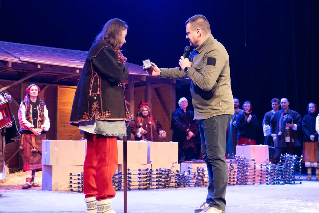 Вручення нагороди під час святкового виступу на сцені