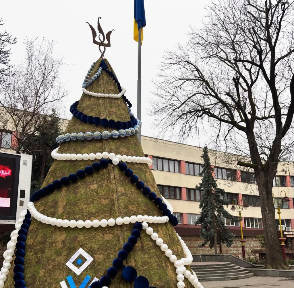 Новорічна ялинка з прикрасами біля будівлі України
