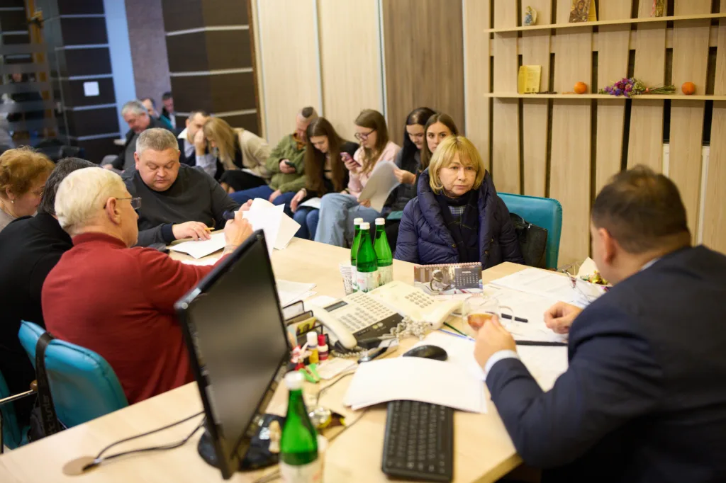 Люди обговорюють документи в офісному приміщенні