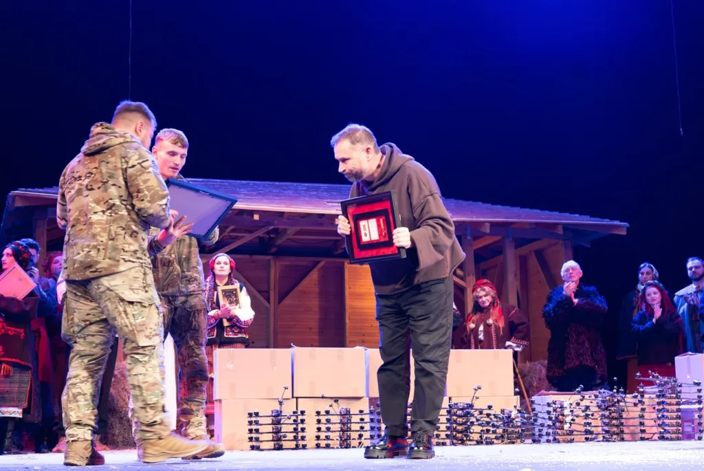 Військові отримують нагороди на сцені під час церемонії