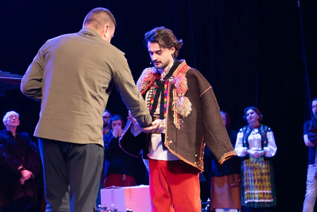 Нагородження чоловіка у традиційному українському вбранні