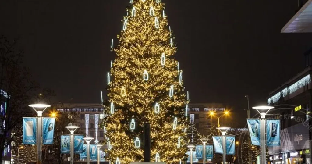 Новорічна ялинка з вогниками на міській площі
