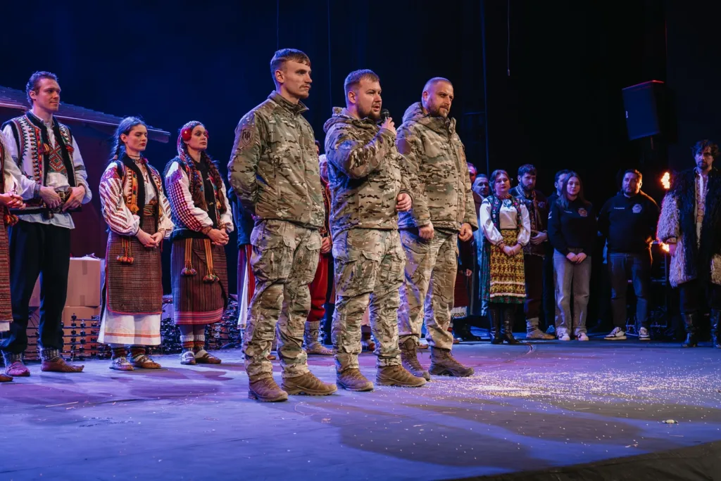 Військові та артисти на сцені під час виступу