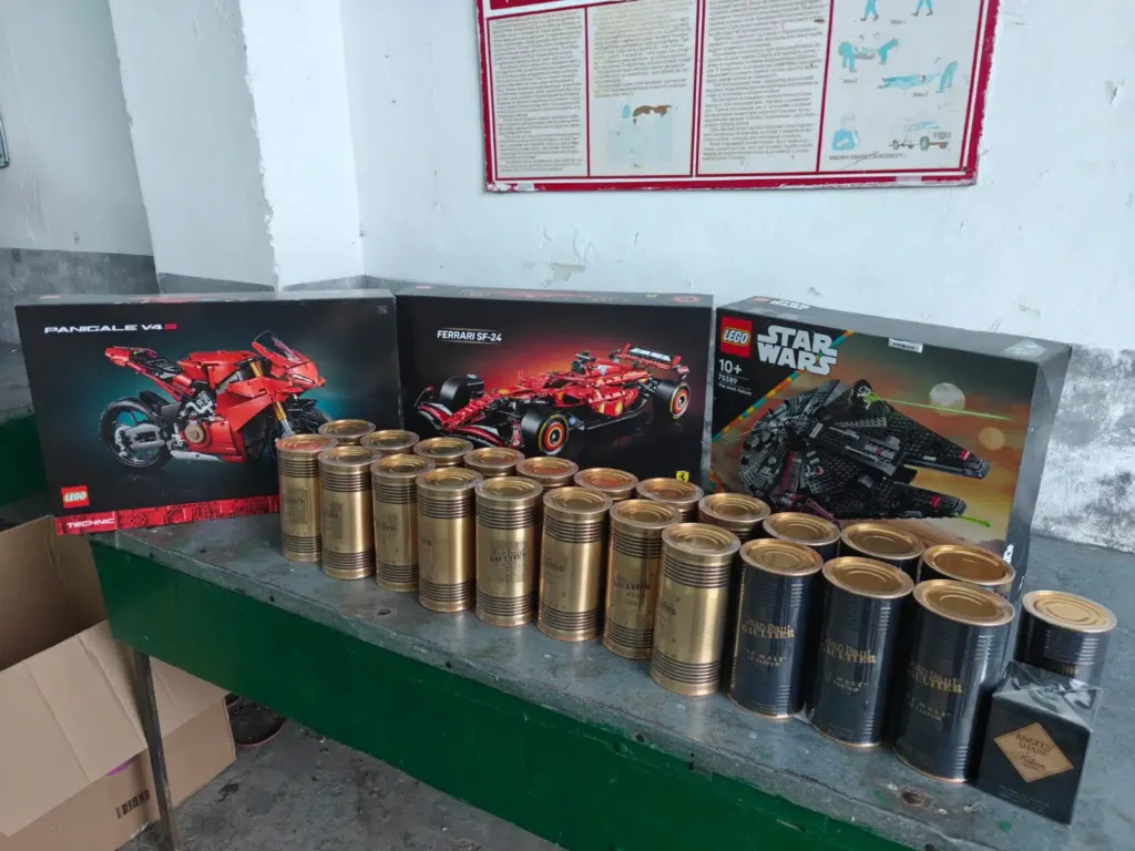 Набір LEGO та консерви на металевому столі