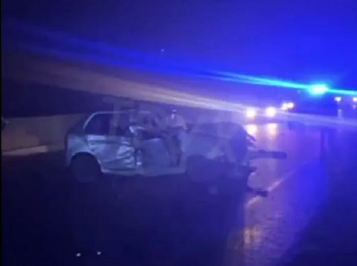 Нічна аварія автомобіля з поліцією на місці