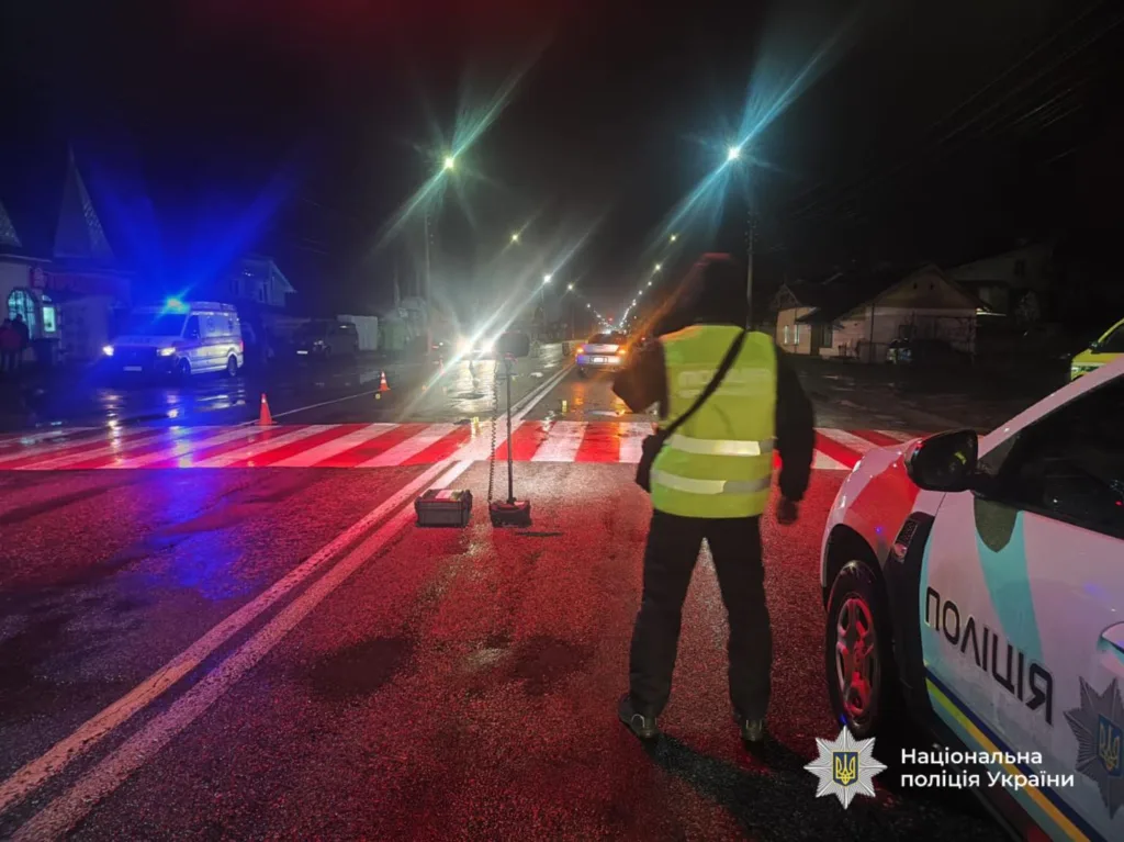 Поліція перекриває дорогу вночі під дощем