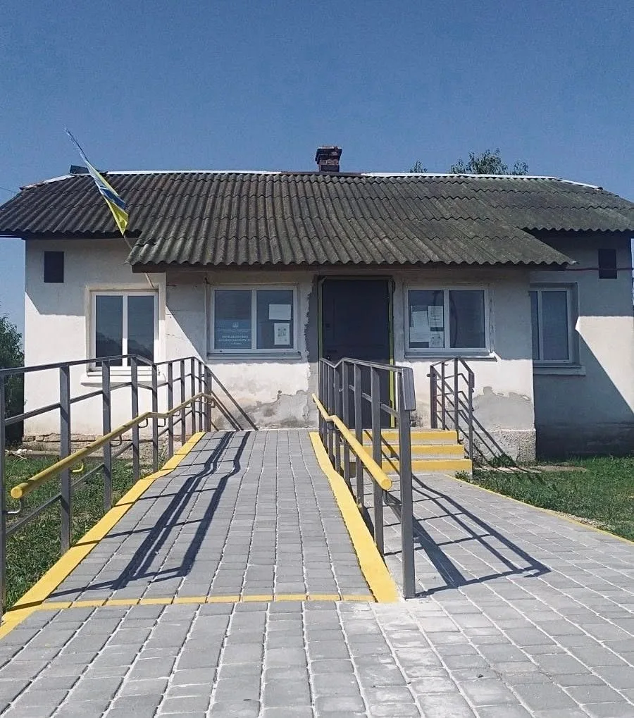 Будівля з пандусом та прапором України