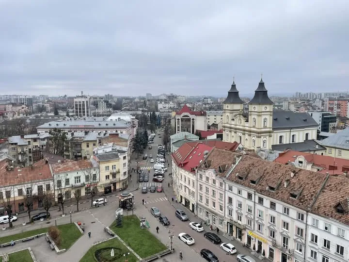 Панорама міста з історичними будівлями та вулицями
