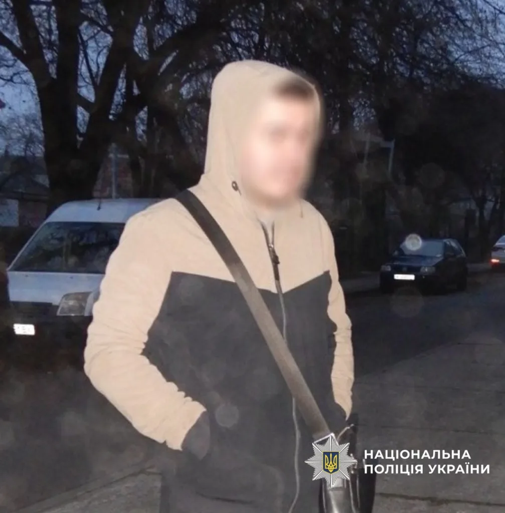 Чоловік у капюшоні на вулиці ввечері