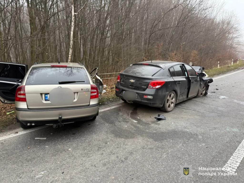 Дорожня аварія двох автомобілів біля лісу