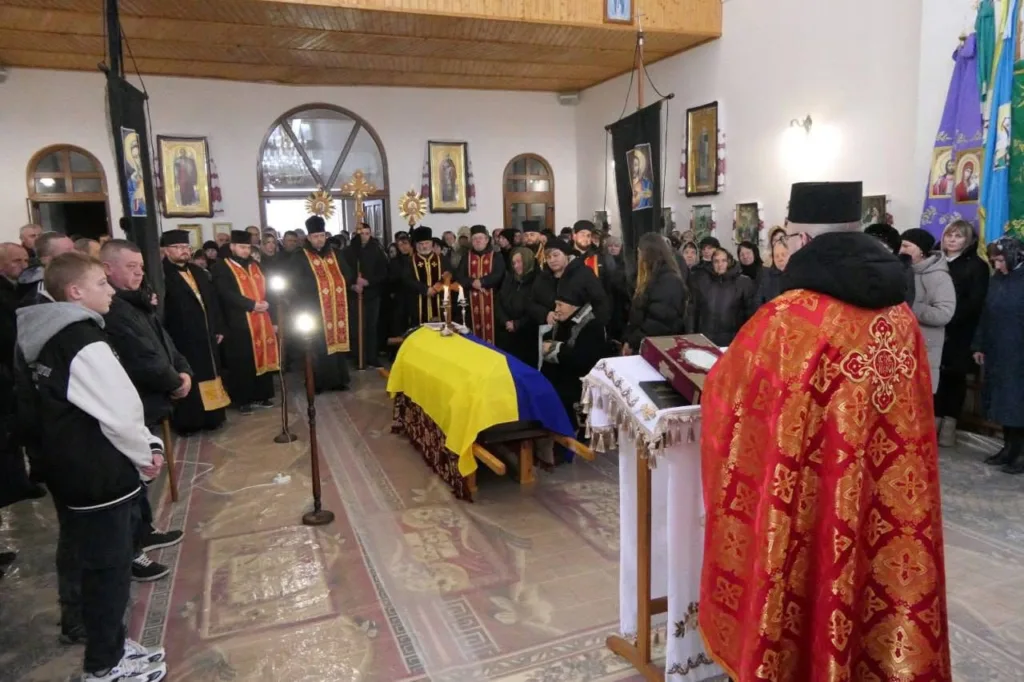 Похоронна служба в церкві з прапором України