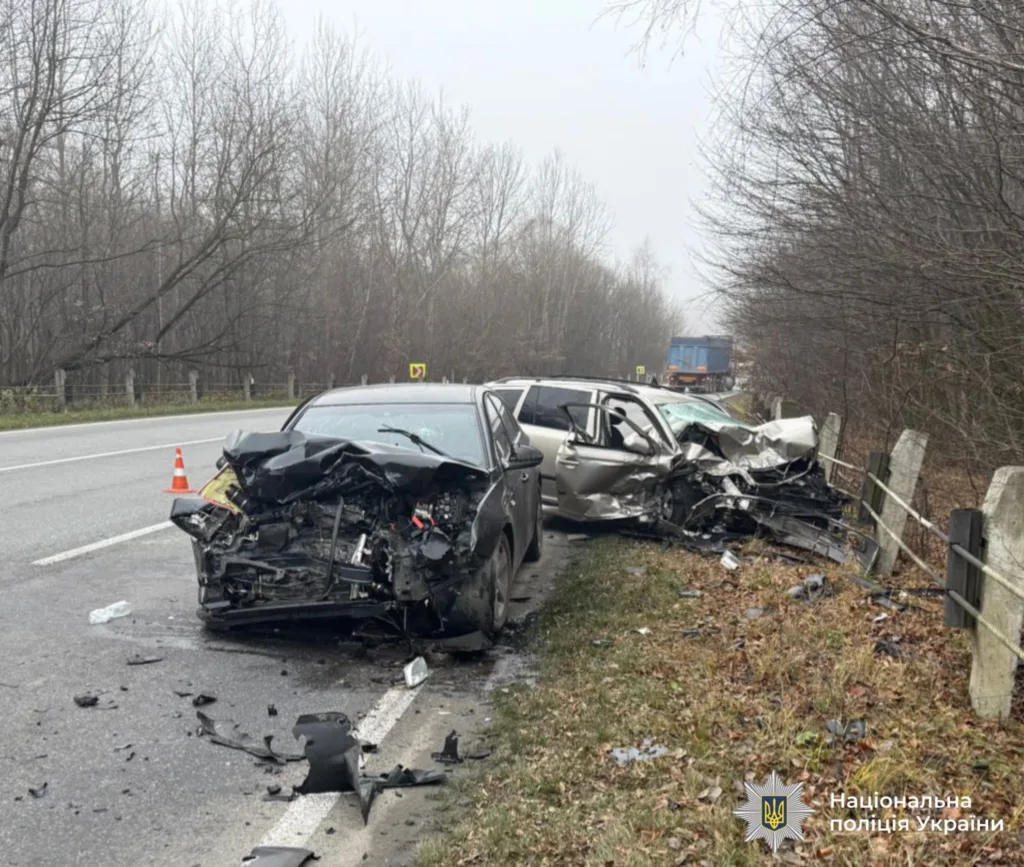 Дорожня аварія з пошкодженими автомобілями на трасі