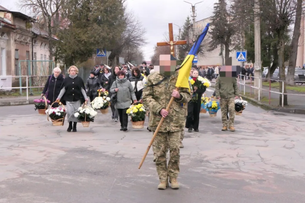 Процесія з квітами та прапором України