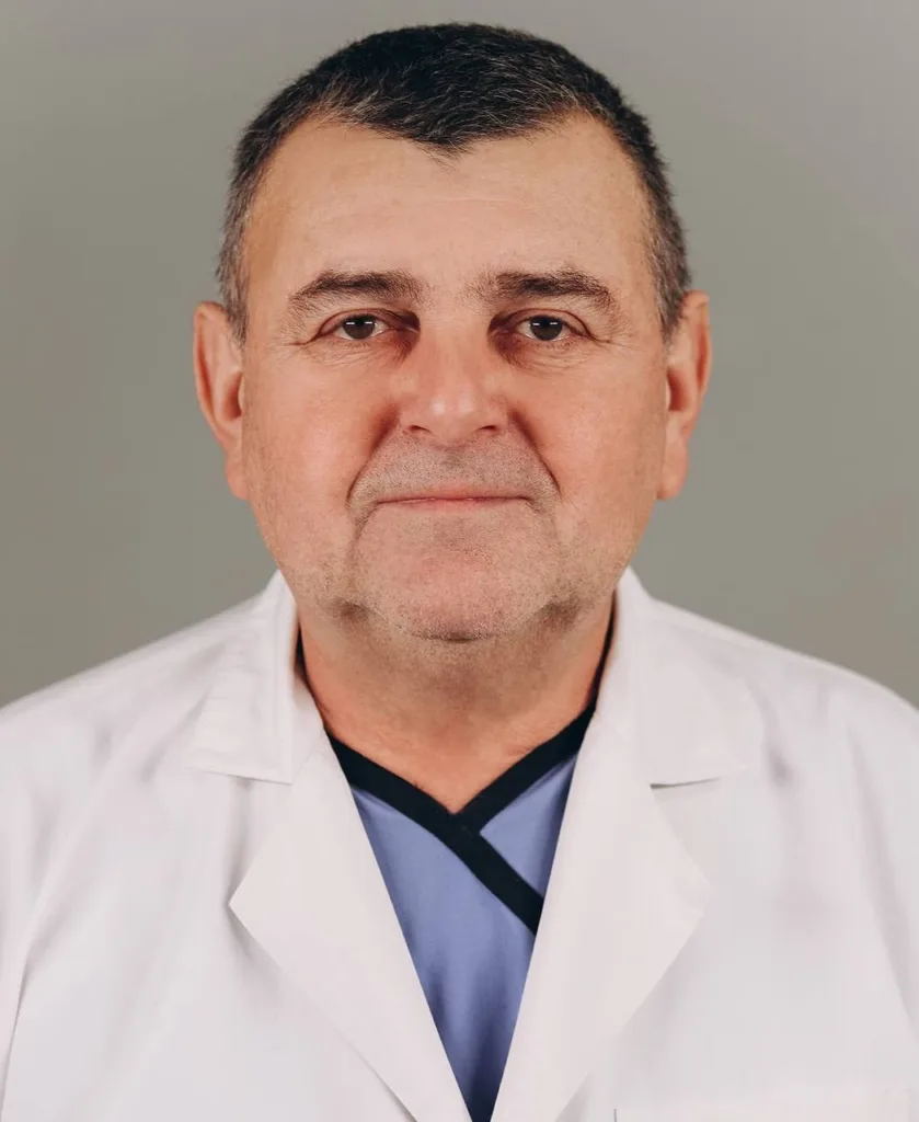 Портрет чоловіка в білому медичному халаті