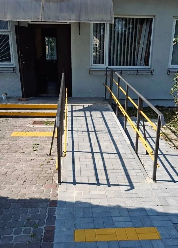 Пандус для інвалідного візка біля входу будівлі