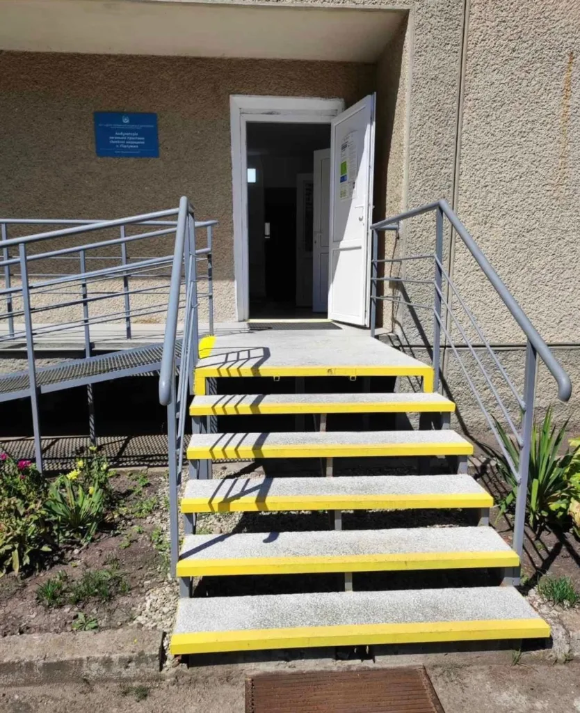 Вхід до будівлі зі сходами та пандусом