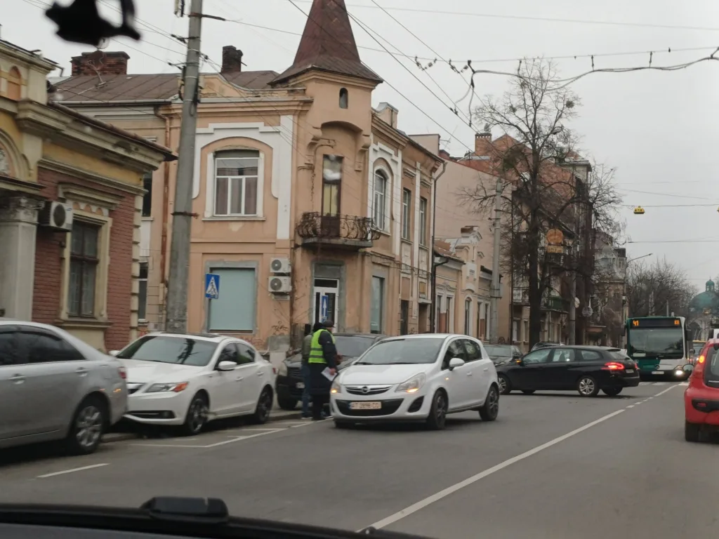 Вуличний рух біля старих будинків міста