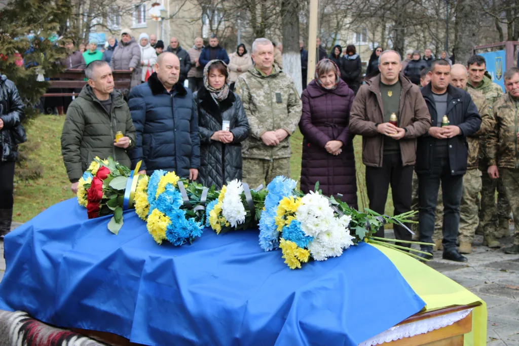 Вшанування загиблого воїна під українським прапором