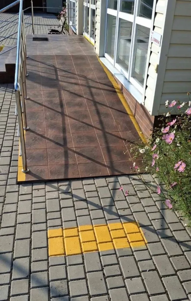 Пандус біля будівлі з металевими поручнями