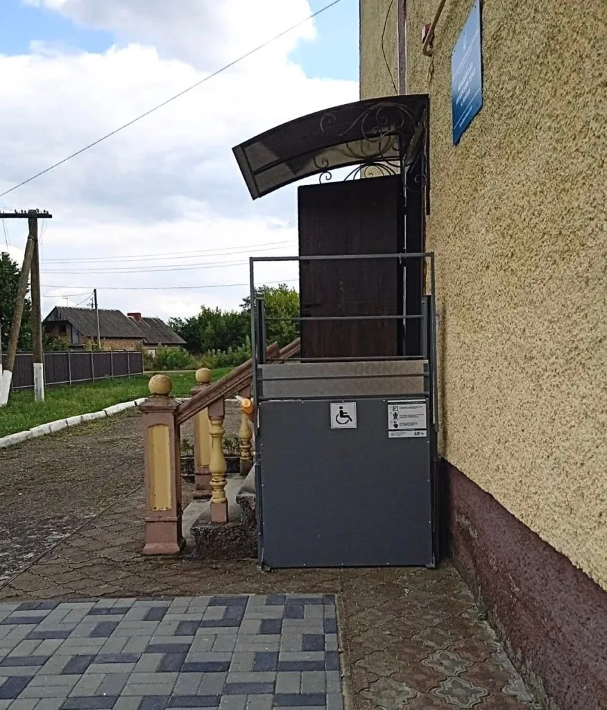 Підйомник для людей з інвалідністю біля входу