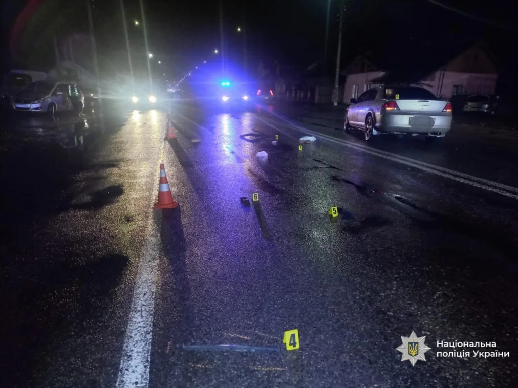 Поліція досліджує місце нічної аварії на дорозі