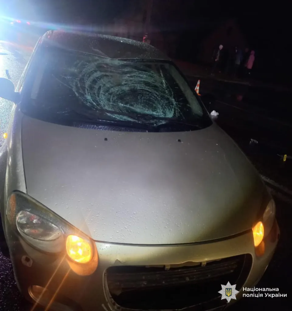 Пошкоджений автомобіль після ДТП вночі