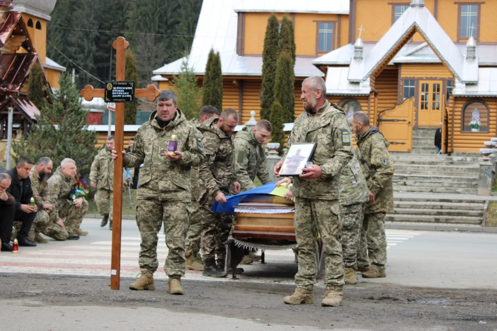 Військові прощаються з полеглим побратимом біля церкви