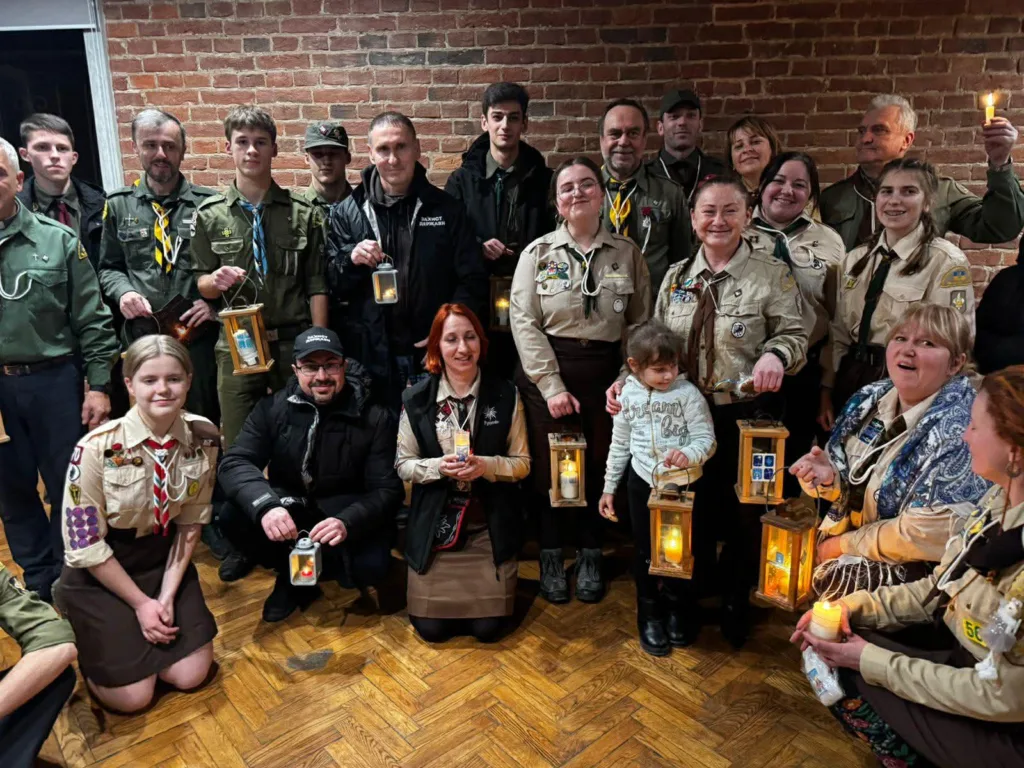 Скаути тримають ліхтарі зі Світлом Миру