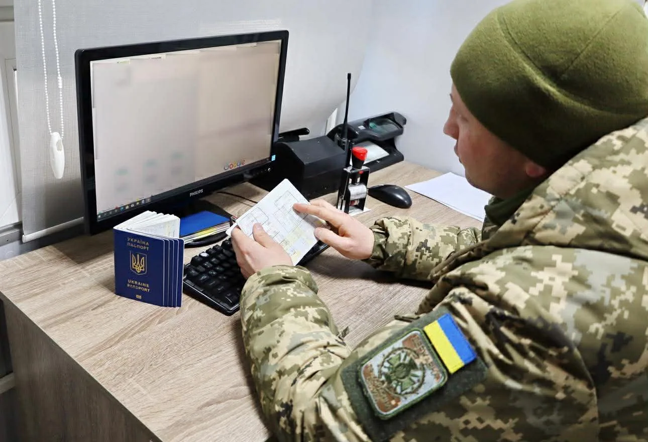 Військовий перевіряє документи на комп'ютері