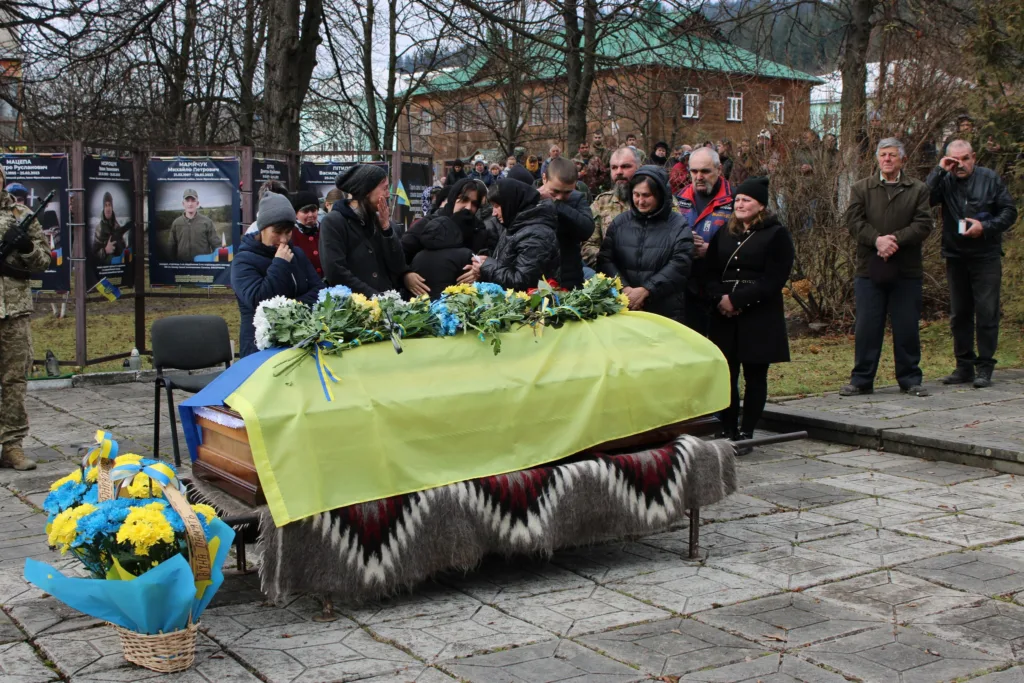 Прощання з українським військовим героєм під прапором України