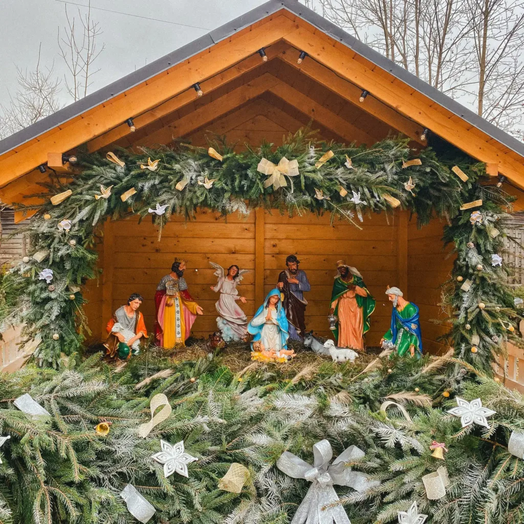 Різдвяний вертеп із фігурами у дерев'яній хатинці