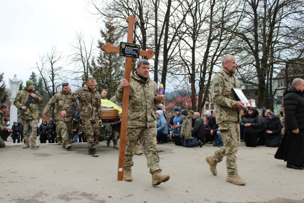 Військові несуть домовину під час похорону героя