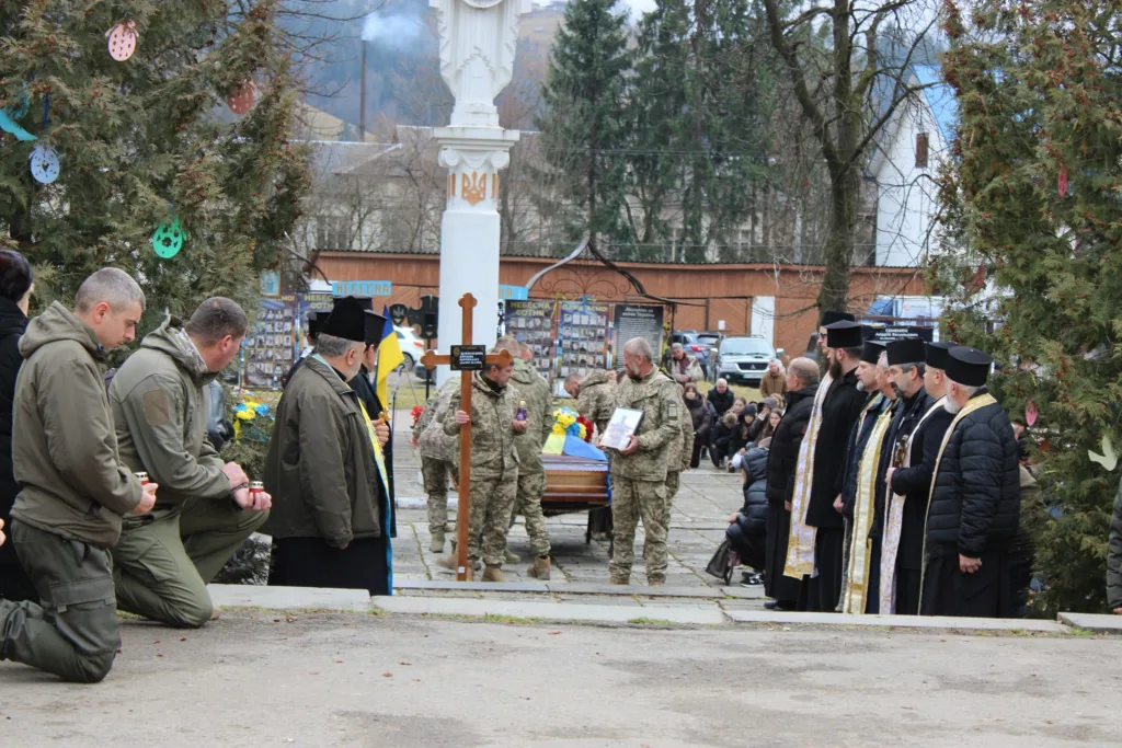 Військові та священики прощаються із загиблим героєм