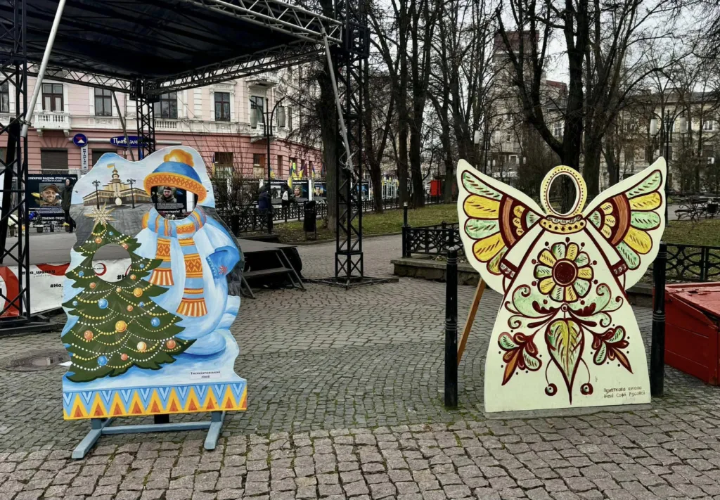 Різдвяні стенди зі сніговиком та ангелом у парку