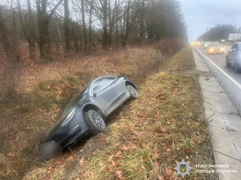 Автомобіль зʼїхав у кювет біля дороги