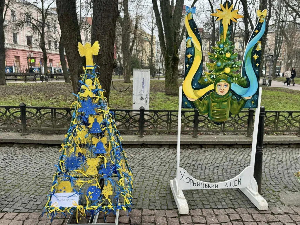 Патріотична ялинка у синьо-жовтих кольорах на вулиці