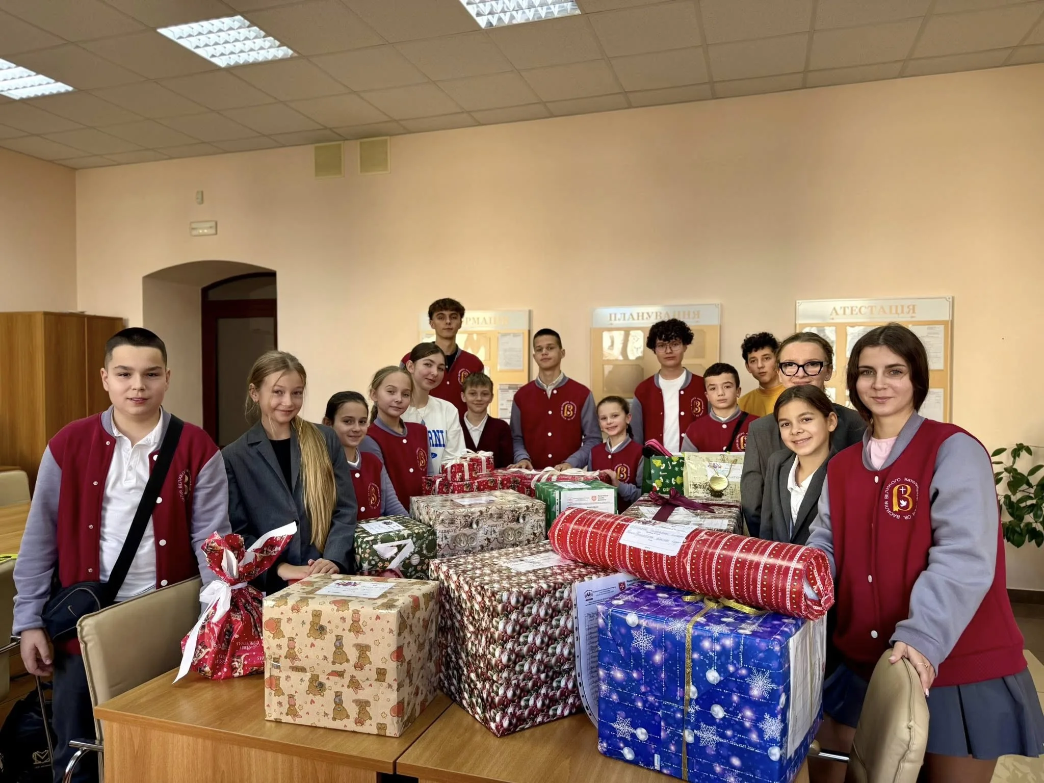 Школярі з подарунками у класі перед святами