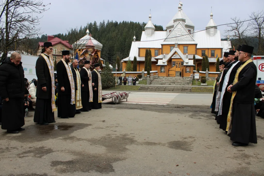 Священики стоять перед церквою під час церемонії