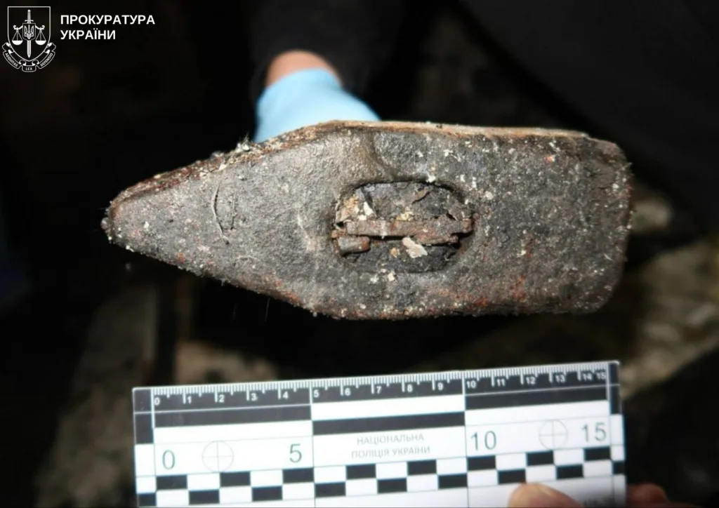 Молоток із доказами, зафіксований поліцією України
