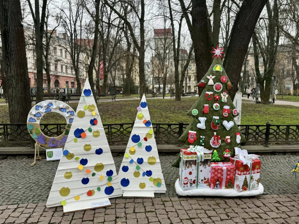 Різдвяні ялинки та подарунки в міському парку