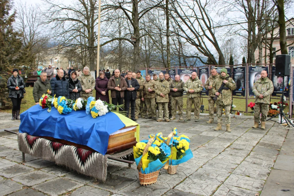 Військові прощаються із загиблим героєм України