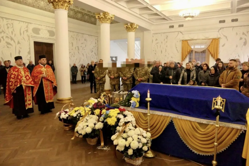 Похоронна церемонія з військовими та священниками