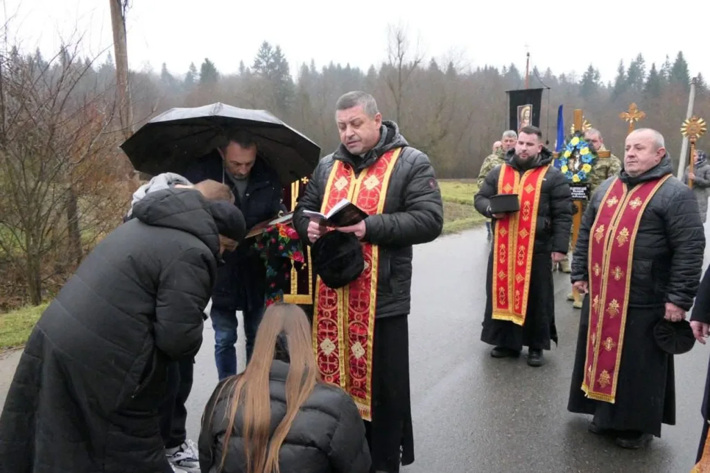 Священники проводять похоронну церемонію на вулиці
