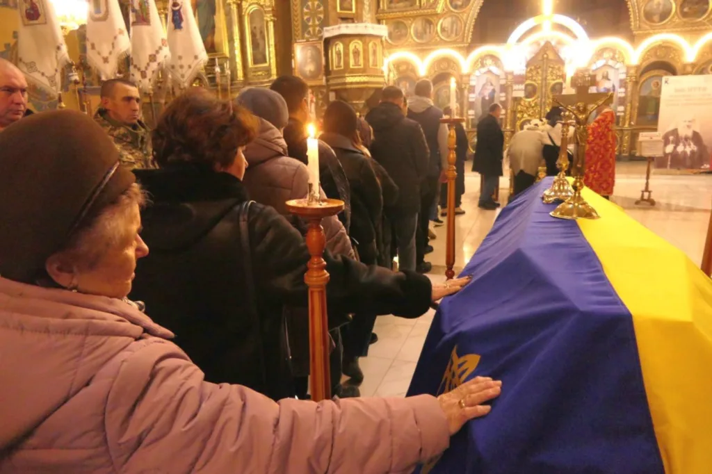 Прощання з героєм у церкві під українським прапором