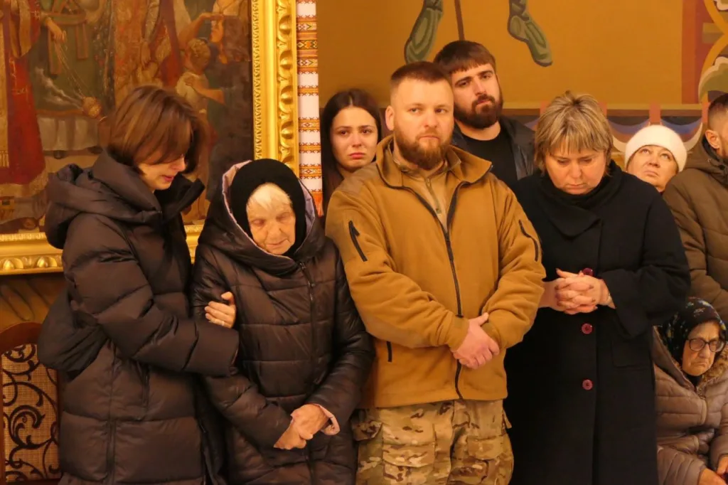 Люди сумують у храмі під час церемонії