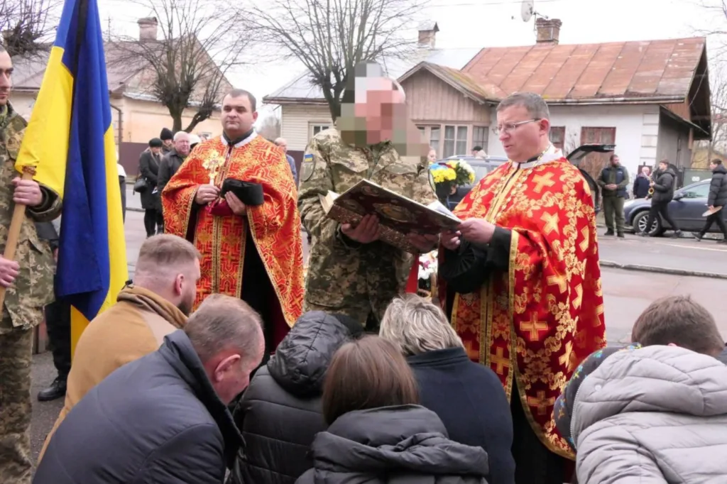 Священники моляться з військовими на вулиці