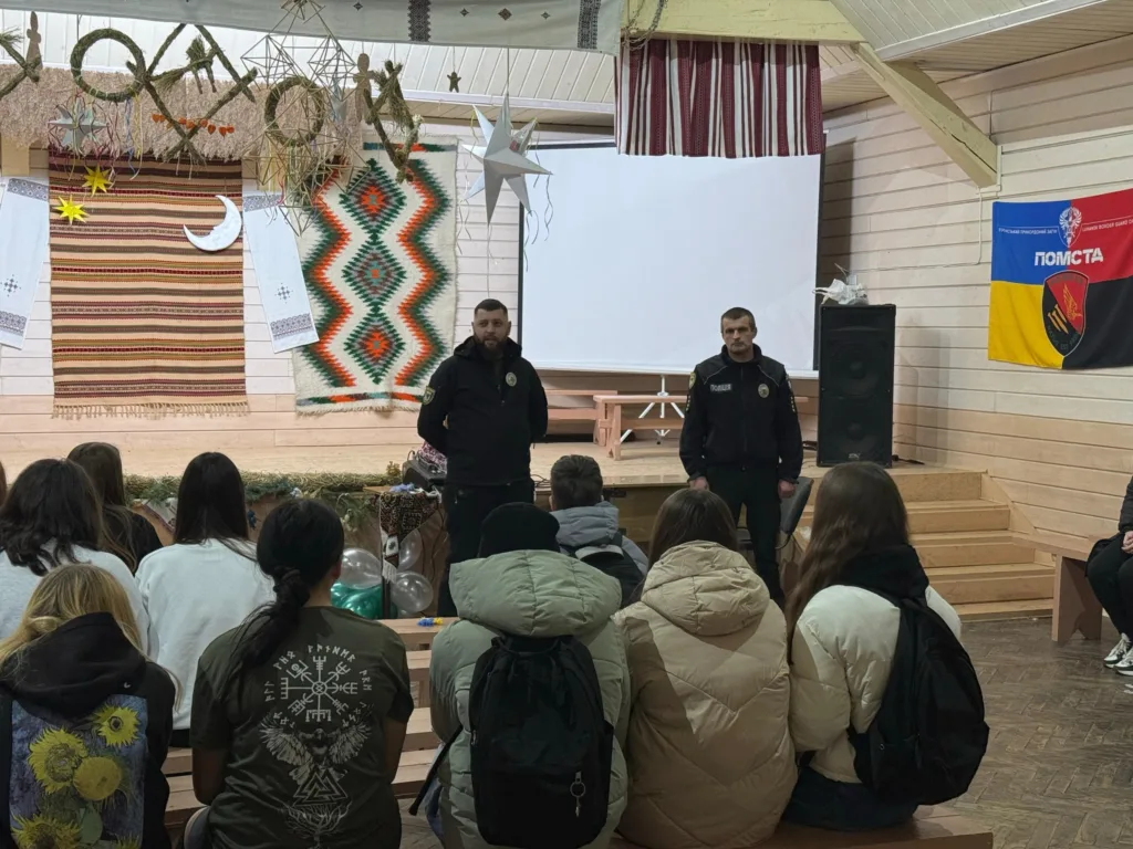 Поліцейські проводять зустріч зі студентами у залі