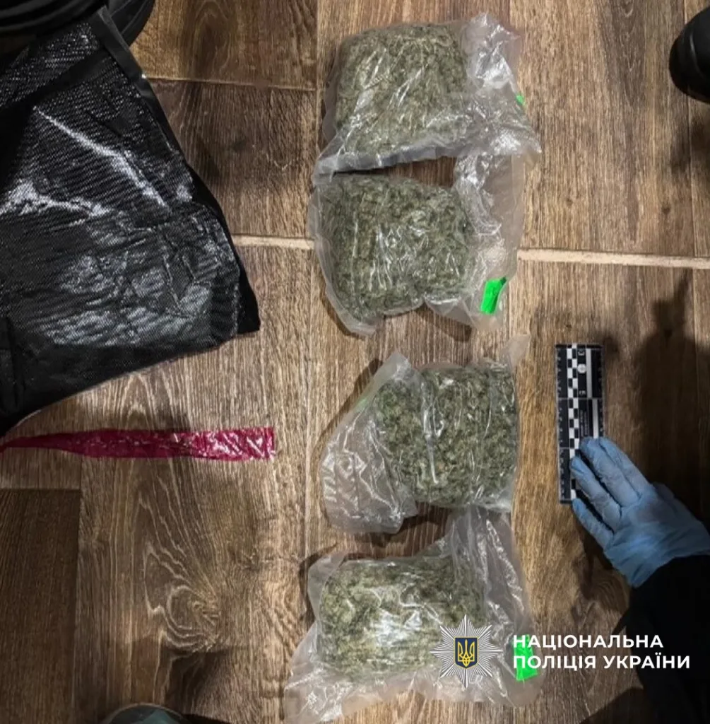 Поліція вилучила пакети з наркотиками на підлозі