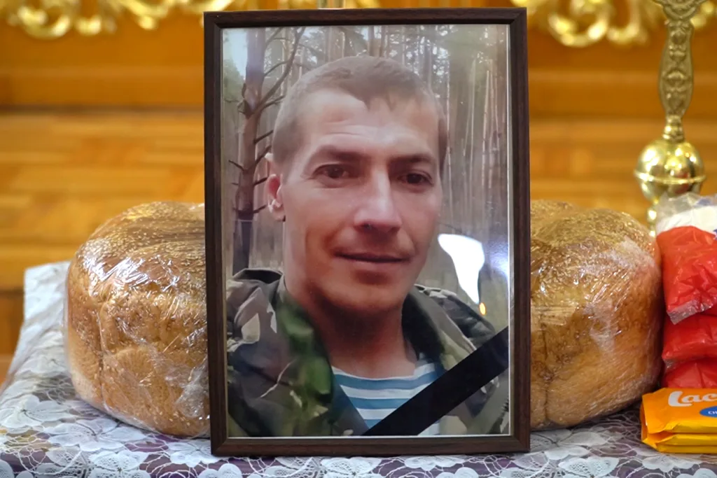 Рамка з фотографією чоловіка у військовій формі